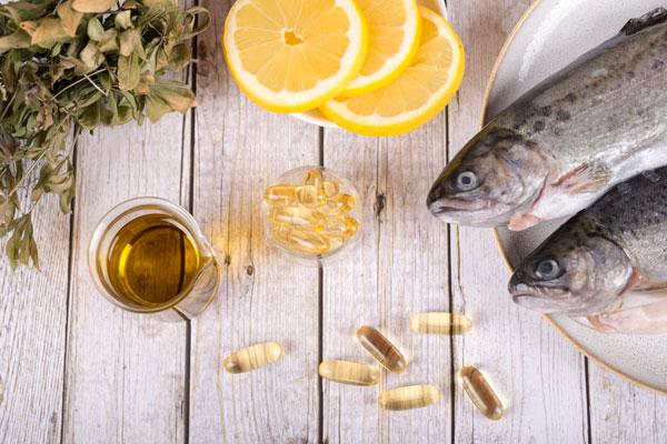 Fischöl enthalten wichtige marine Omega-3-Öle wie EPA und DHA, die in unserem Körper antientzündlich wirken.