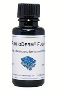 PlutioDerm® Fluid zur lokalem Applikation bei unreiner Haut. Das Produkt ist in eine Pinselflasche abgefüllt.